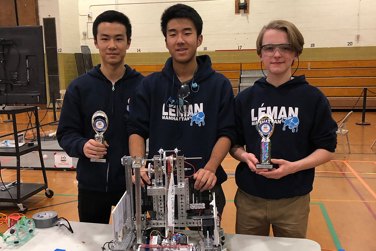 High 宝博体育ers pose with award-winning robot